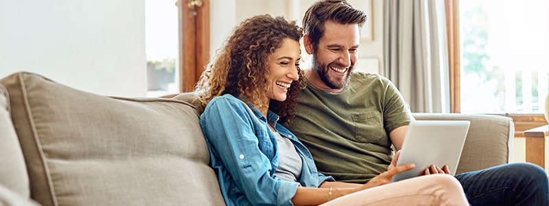 main couple online laptop
